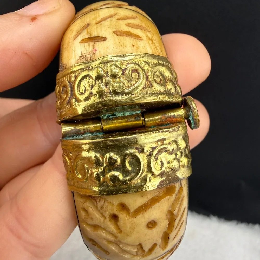 Vintage Hand Carved Bangle Cream Gold Tone Ornate Hinge Pin Closure 7